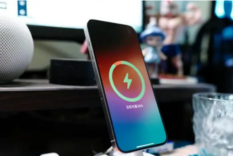 毛嘴镇苹果15换屏服务分享用什么充电器给iPhone15充电更好 